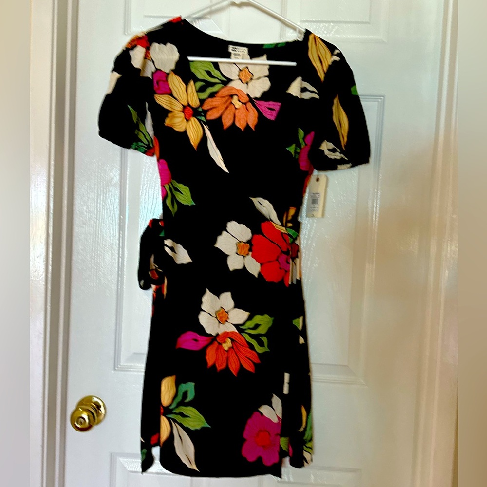 Billabong brand wrap around tie at the waist dress. never worn. NWT